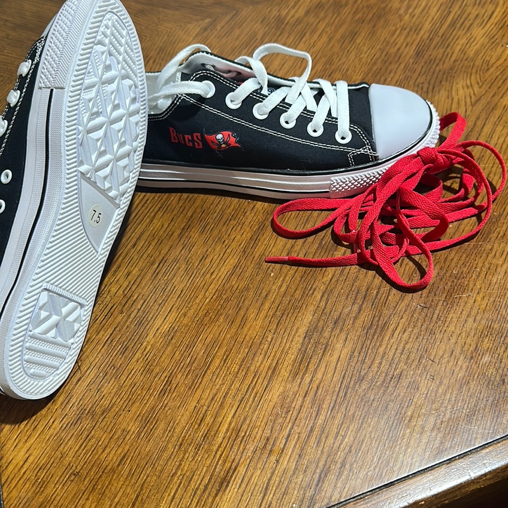 New buccaneers sneakers women's size 7.5